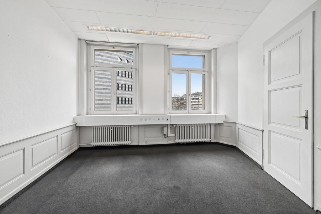 371m² office