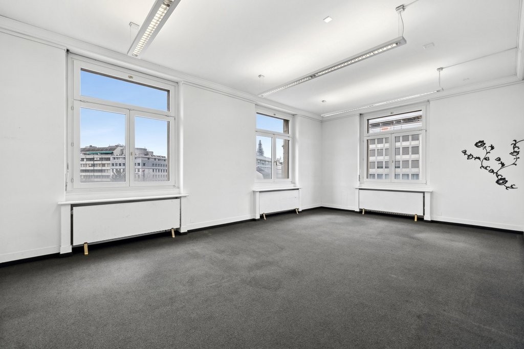 371m² office