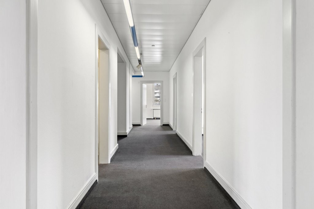 371m² office