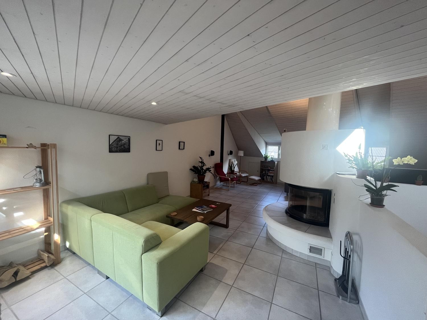 Chambre dans une colocation

Nous recherchons quelqu'un pour rejoindre notre colocation de 3 personnes dans la Brugger Altstadt !  
  
L'appartement est situé sur les deux derniers étages d'un bâtiment en plein centre historique, comprenant un grand espace de vie/salle à manger commun avec cheminée,