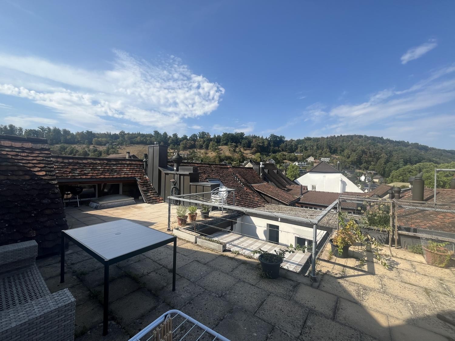 Chambre dans une colocation

Nous recherchons quelqu'un pour rejoindre notre colocation de 3 personnes dans la Brugger Altstadt !  
  
L'appartement est situé sur les deux derniers étages d'un bâtiment en plein centre historique, comprenant un grand espace de vie/salle à manger commun avec cheminée,