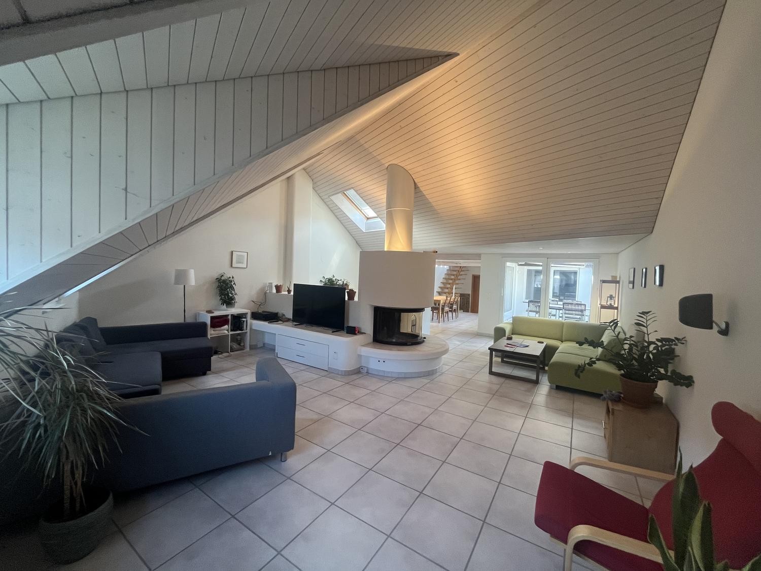 Chambre dans une colocation

Nous recherchons quelqu'un pour rejoindre notre colocation de 3 personnes dans la Brugger Altstadt !  
  
L'appartement est situé sur les deux derniers étages d'un bâtiment en plein centre historique, comprenant un grand espace de vie/salle à manger commun avec cheminée,