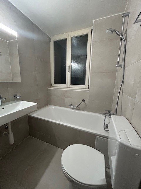 4 ½ Zimmer-Wohnung","description":"Per sofort verfügbar! 
  
Dieses an privilegierter Lage im Herzen von Fribourg gelegene Gebäude an der Rue de Morat 3 zeichnet sich durch seine unmittelbare Nähe zur Innenstadt, zu Geschäften, Dienstleistungen und öffentlichen Verkehrsmitteln sowie durch seine dyna