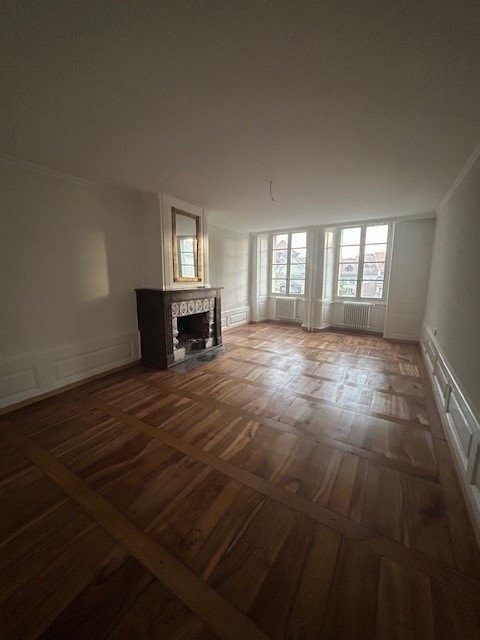 4 ½ Zimmer-Wohnung","description":"Per sofort verfügbar! 
  
Dieses an privilegierter Lage im Herzen von Fribourg gelegene Gebäude an der Rue de Morat 3 zeichnet sich durch seine unmittelbare Nähe zur Innenstadt, zu Geschäften, Dienstleistungen und öffentlichen Verkehrsmitteln sowie durch seine dyna