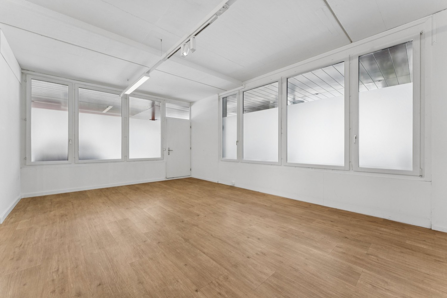 325m² shop
