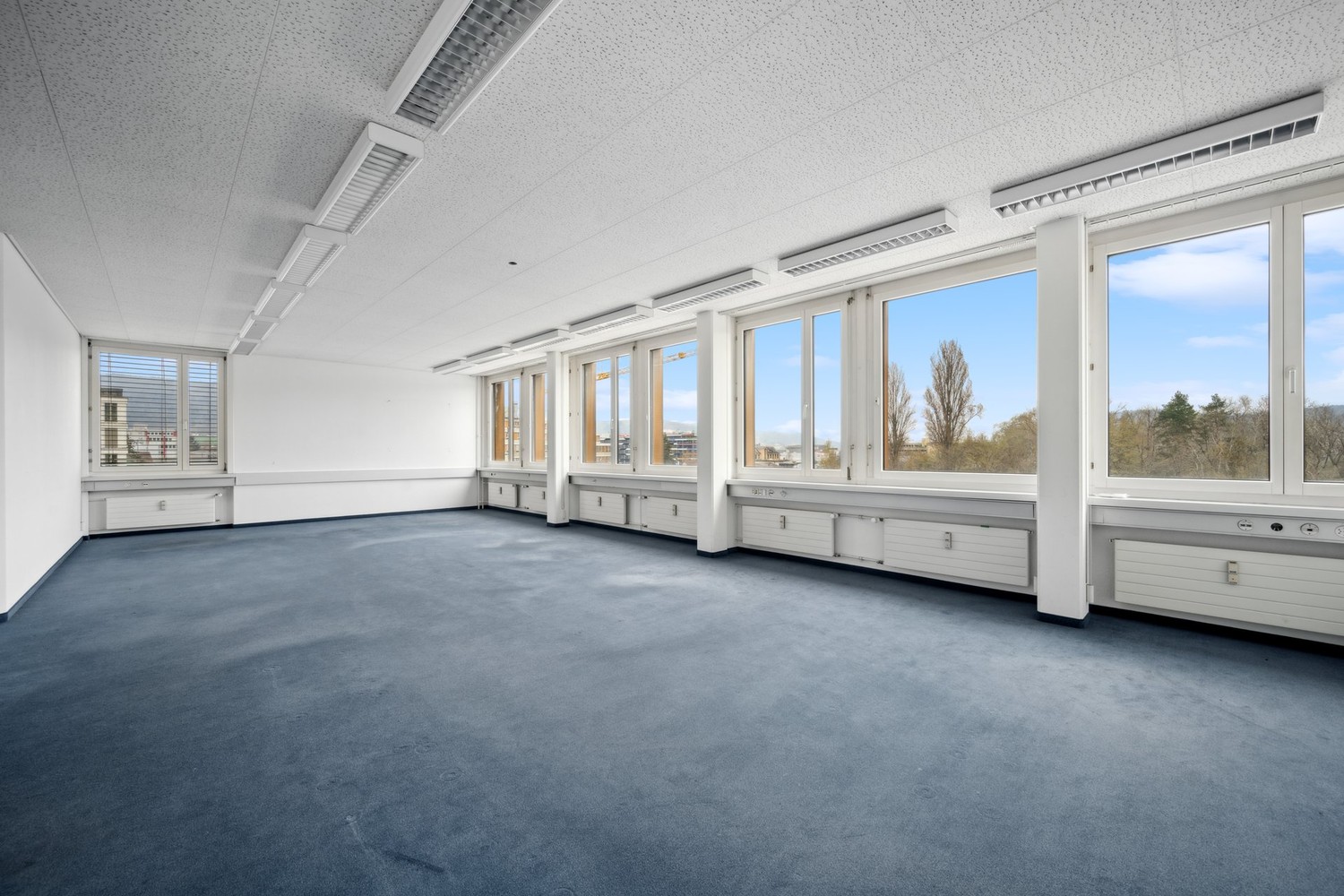 382m² office