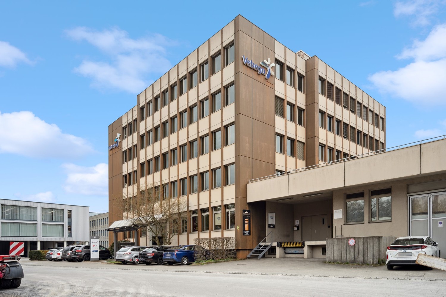 382m² office