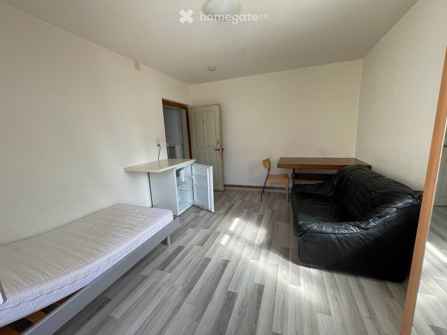 Stanza arredata a Niederuzwil, Bahnhofstrasse 152, 9244 Niederuzwil.   
  
La stanza arredata si trova in un edificio residenziale nel centro di Niederuzwil.   
  
Bagno, WC, lavatrice / asciugatrice, cucina vengono utilizzati in comune con gli altri inquilini della casa.   
  
Un bel giardino con z