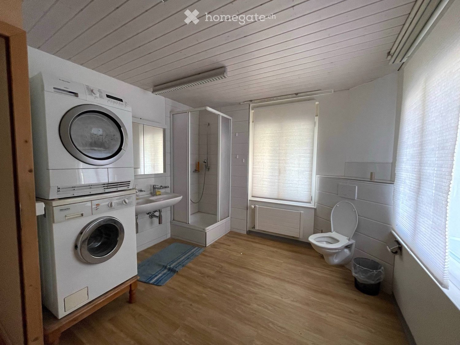 Stanza arredata a Niederuzwil, Bahnhofstrasse 152, 9244 Niederuzwil.   
  
La stanza arredata si trova in un edificio residenziale nel centro di Niederuzwil.   
  
Bagno, WC, lavatrice / asciugatrice, cucina vengono utilizzati in comune con gli altri inquilini della casa.   
  
Un bel giardino con z