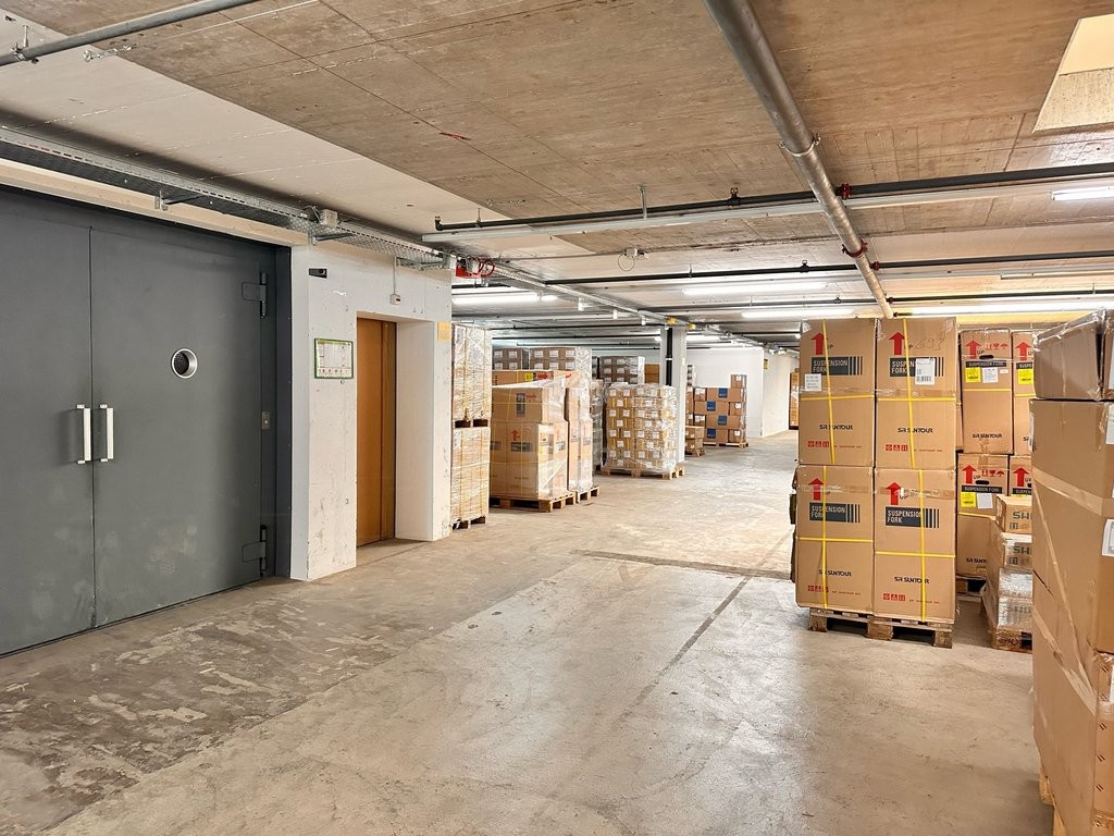 1376m² storage room
