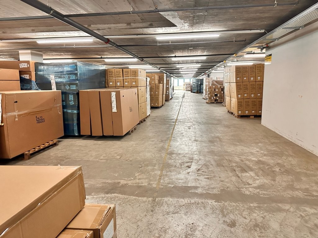 1376m² storage room