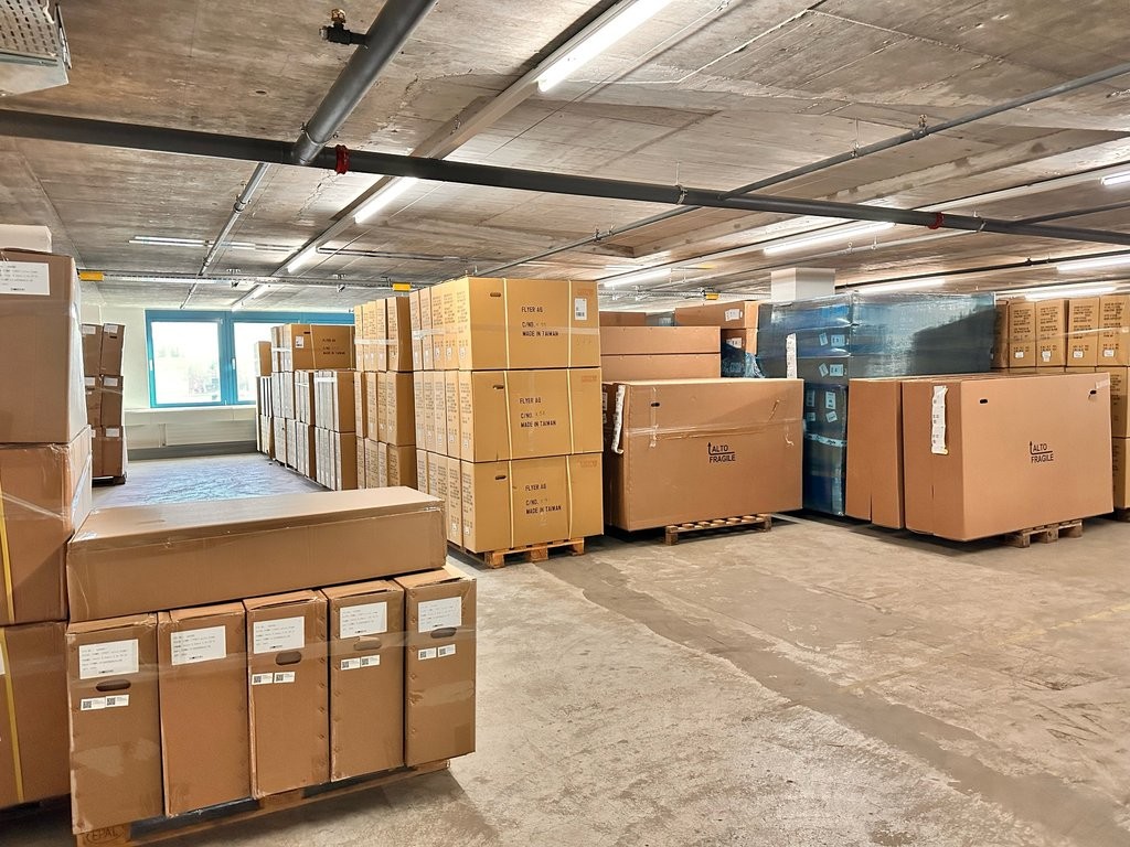 1376m² storage room