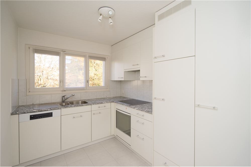 appartement de 3 ½ pièces

· Soleil du matin au soir
· dernier étage de l'immeuble
· arrêt de bus à 1 minute de distance à pied
· cuisine comme neuve et salle de bain élégante
· clientèle agréable
· située latéralement par rapport à la rue du quartier, pas de route principale
· vue dégagée

D'une su