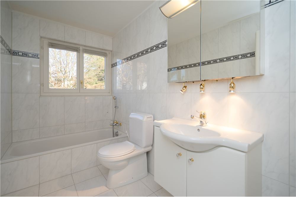 appartement de 3 ½ pièces

· Soleil du matin au soir
· dernier étage de l'immeuble
· arrêt de bus à 1 minute de distance à pied
· cuisine comme neuve et salle de bain élégante
· clientèle agréable
· située latéralement par rapport à la rue du quartier, pas de route principale
· vue dégagée

D'une su