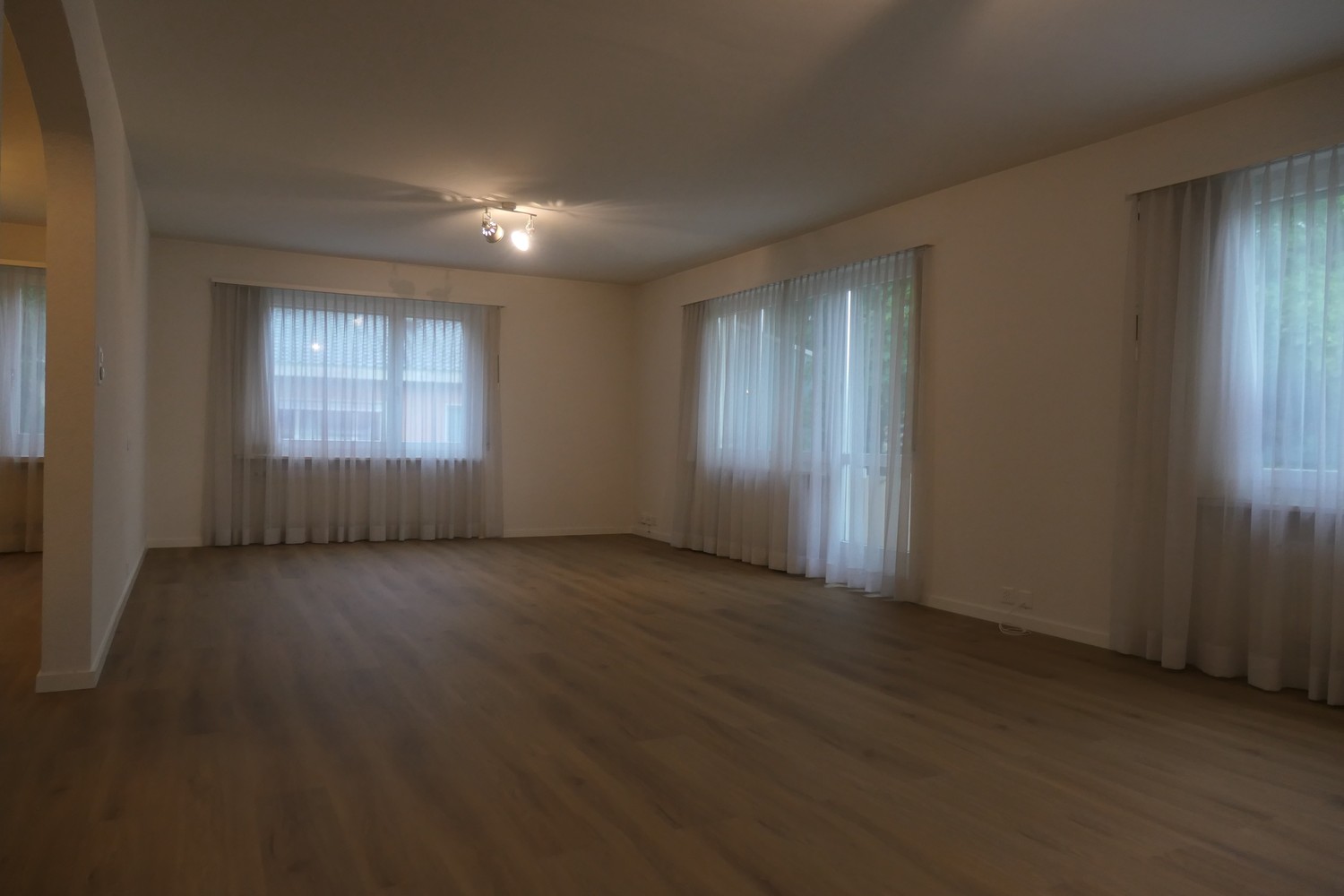 appartement de 3 ½ pièces

· Soleil du matin au soir
· dernier étage de l'immeuble
· arrêt de bus à 1 minute de distance à pied
· cuisine comme neuve et salle de bain élégante
· clientèle agréable
· située latéralement par rapport à la rue du quartier, pas de route principale
· vue dégagée

D'une su