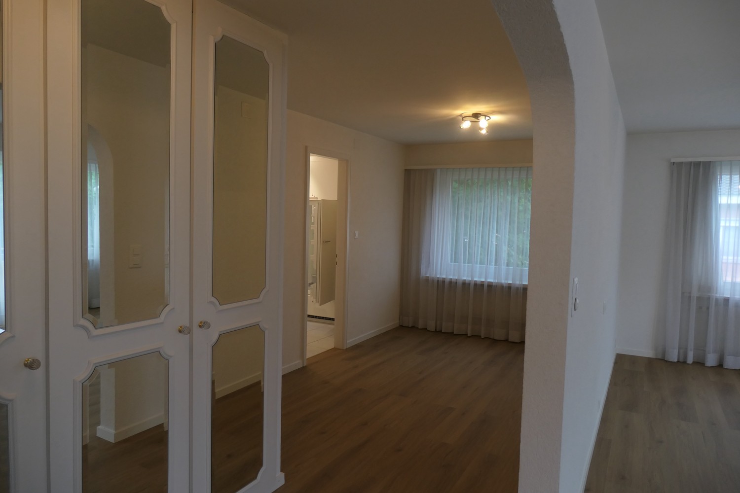 appartement de 3 ½ pièces

· Soleil du matin au soir
· dernier étage de l'immeuble
· arrêt de bus à 1 minute de distance à pied
· cuisine comme neuve et salle de bain élégante
· clientèle agréable
· située latéralement par rapport à la rue du quartier, pas de route principale
· vue dégagée

D'une su