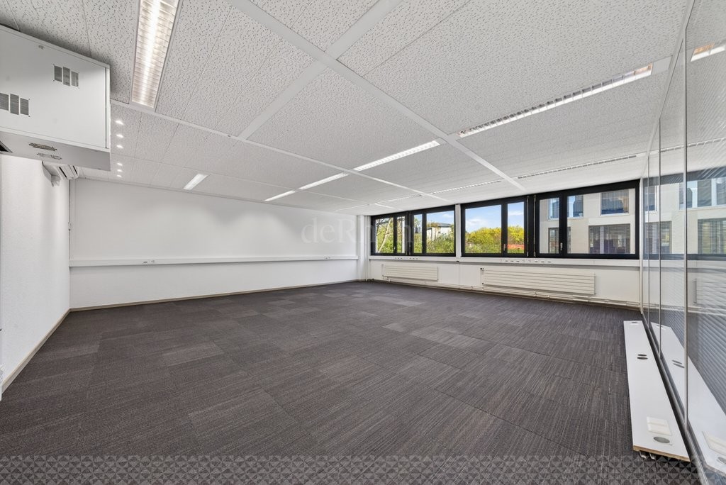 93m² office