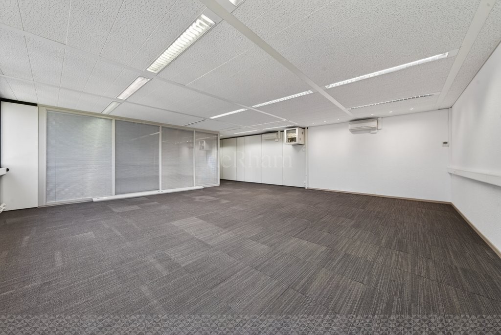93m² office