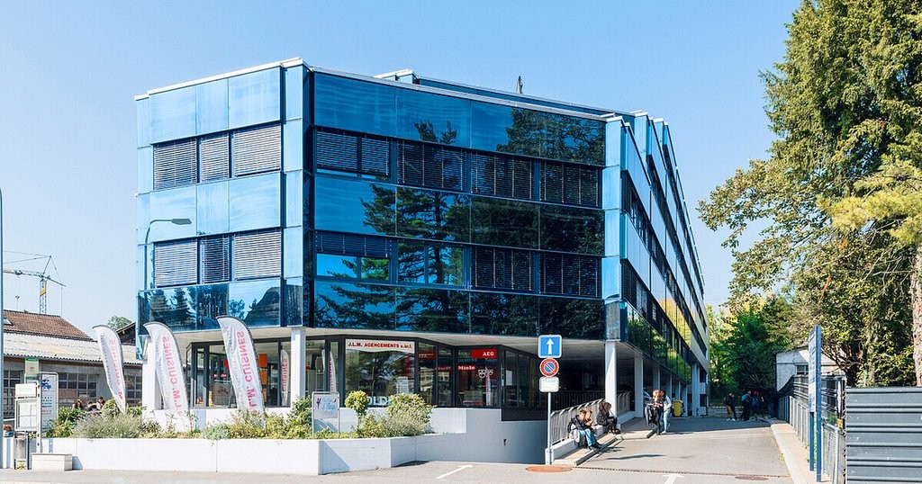 93m² office