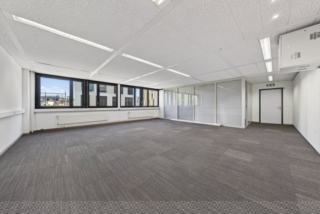 93m² office