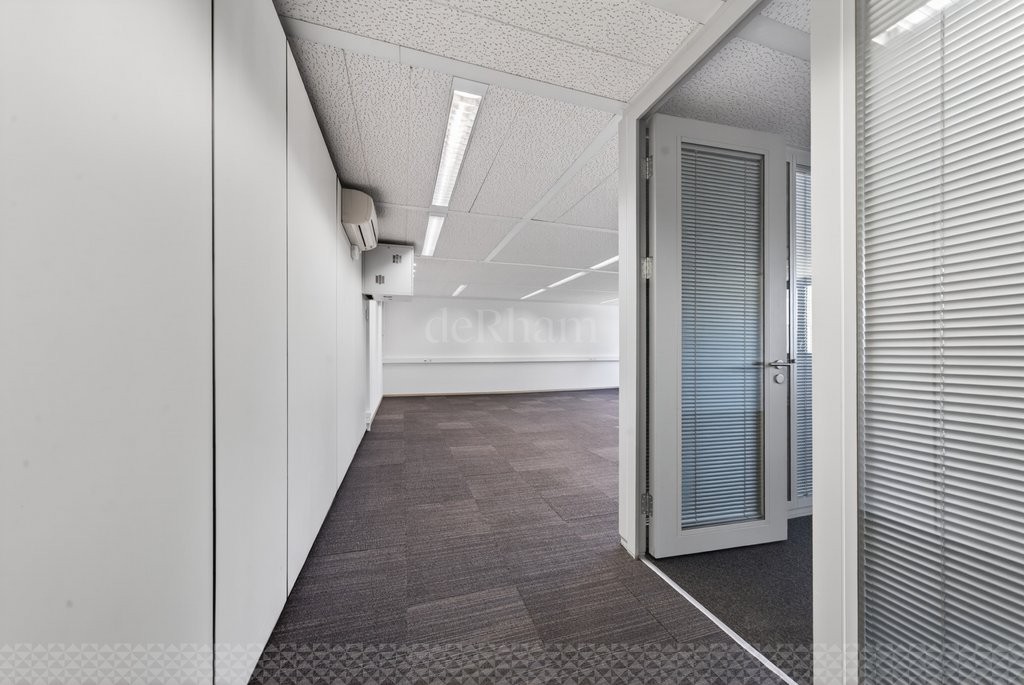93m² office