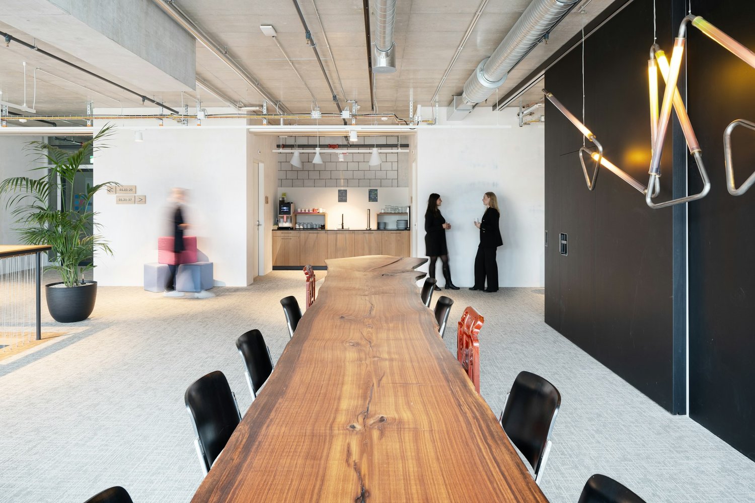 1440m² office