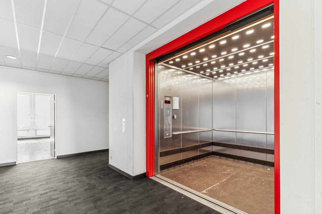 960m² office