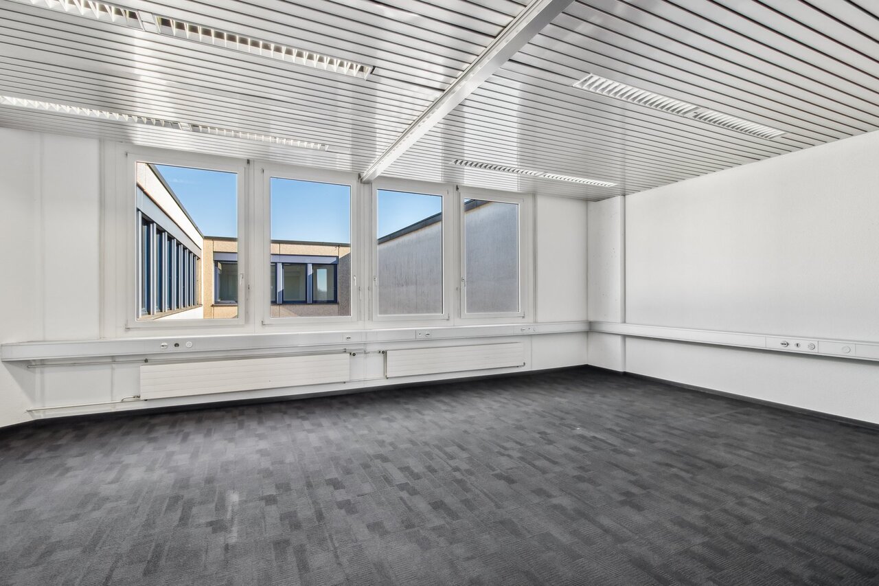 960m² office