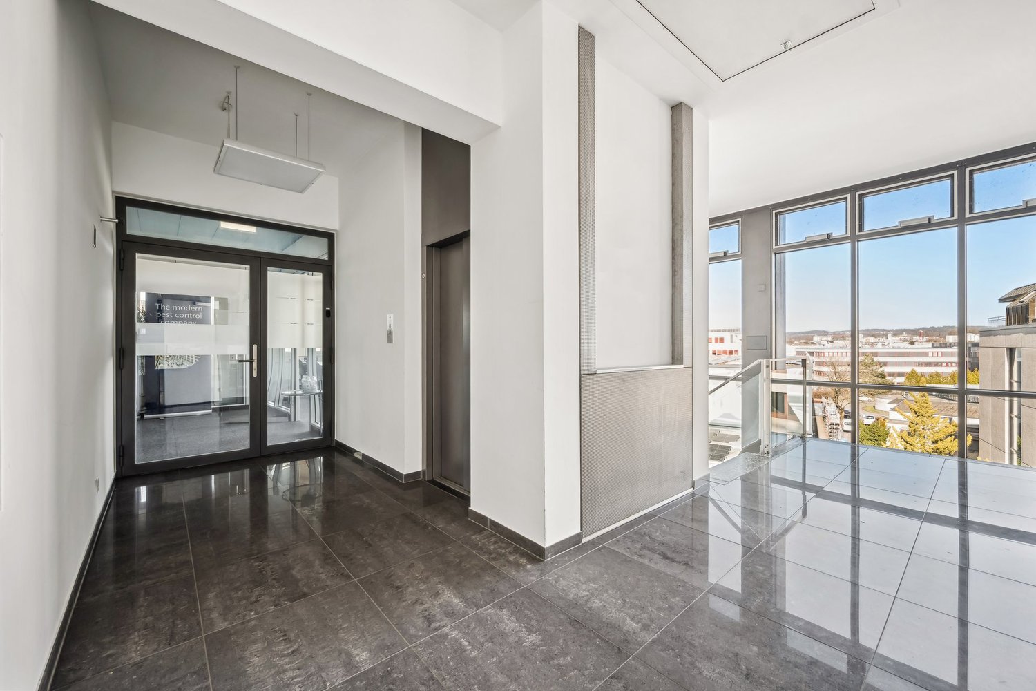 405m² office