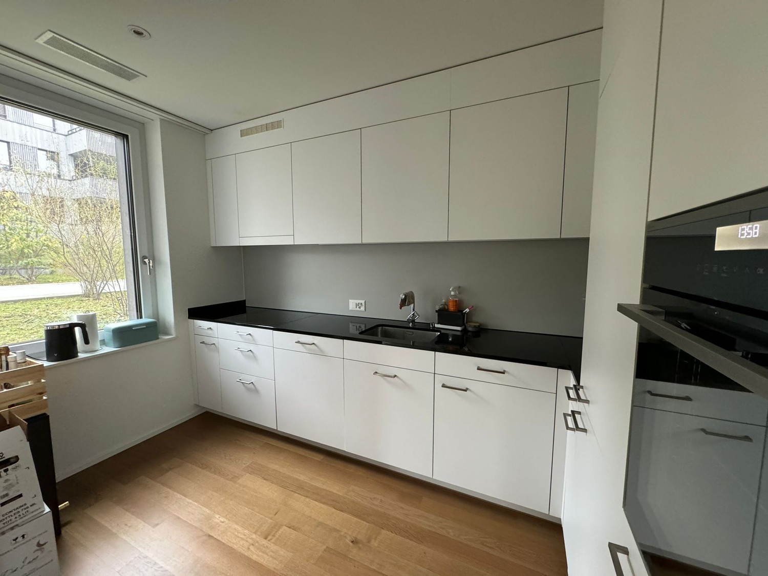 Appartement de 2 ½ pièces

Équipement moderne, grande terrasse couverte donnant sur la cour intérieure, grande baie vitrée dans le salon avec vue sur un espace vert.