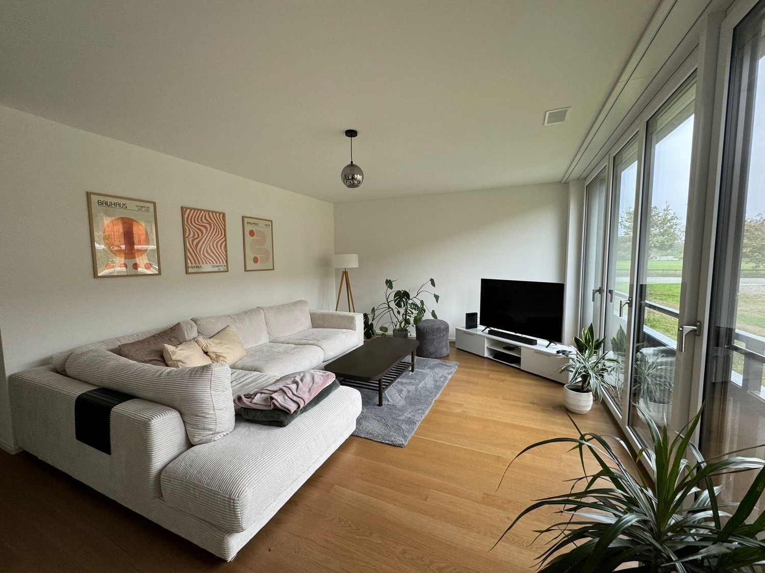 Appartement de 2 ½ pièces

Équipement moderne, grande terrasse couverte donnant sur la cour intérieure, grande baie vitrée dans le salon avec vue sur un espace vert.