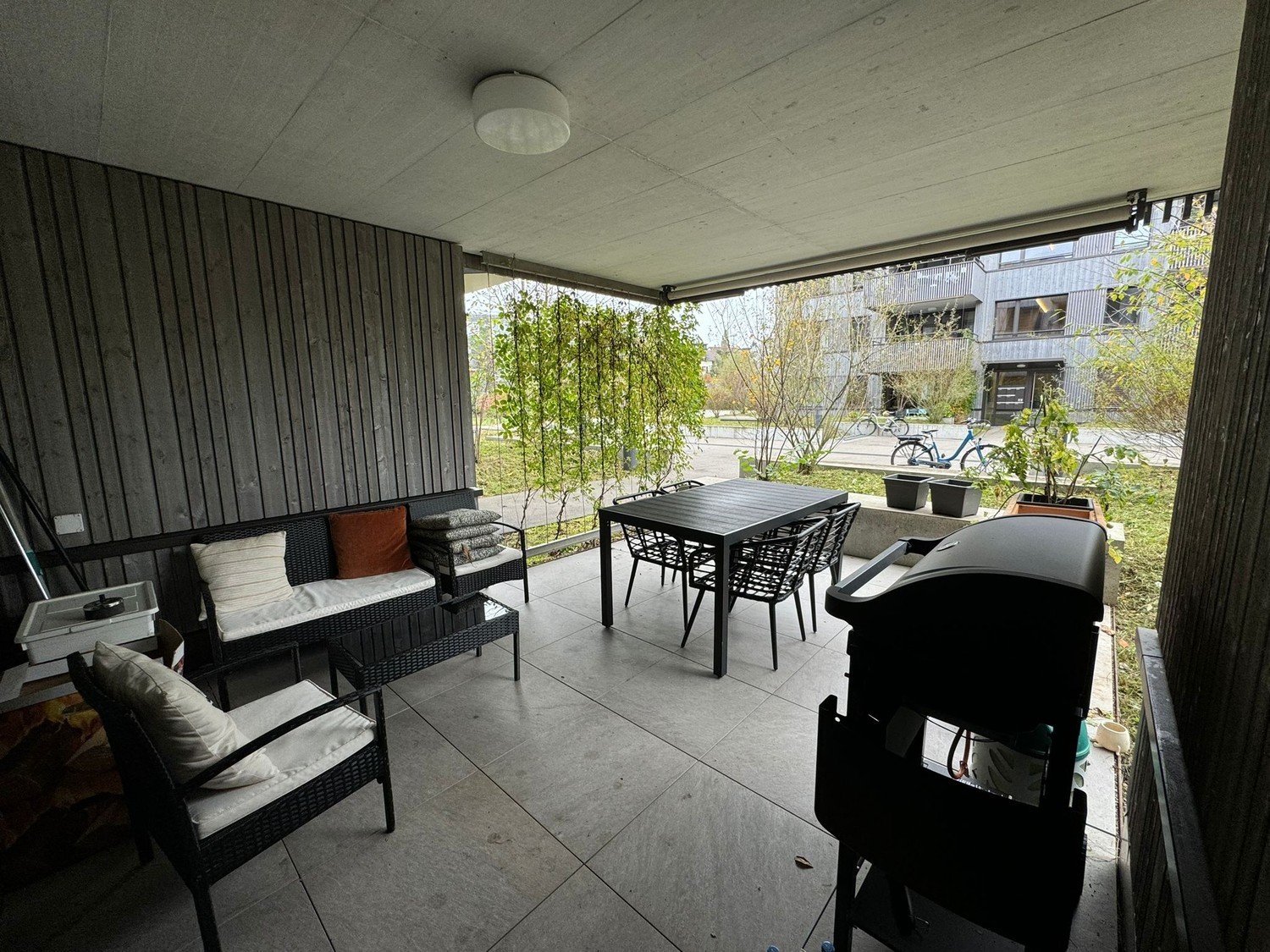 Appartement de 2 ½ pièces

Équipement moderne, grande terrasse couverte donnant sur la cour intérieure, grande baie vitrée dans le salon avec vue sur un espace vert.