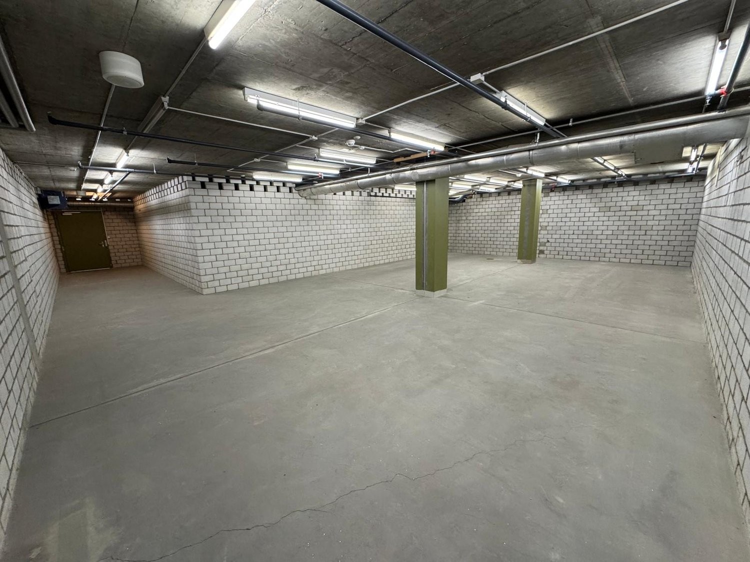 186m² storage room