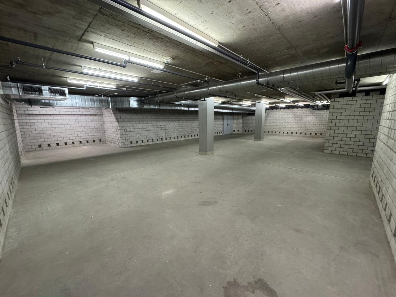 186m² storage room