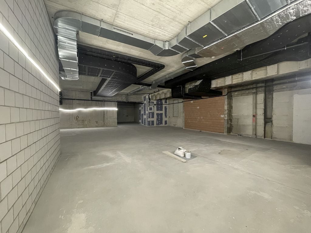 314m² storage room