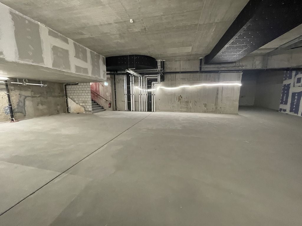 314m² storage room