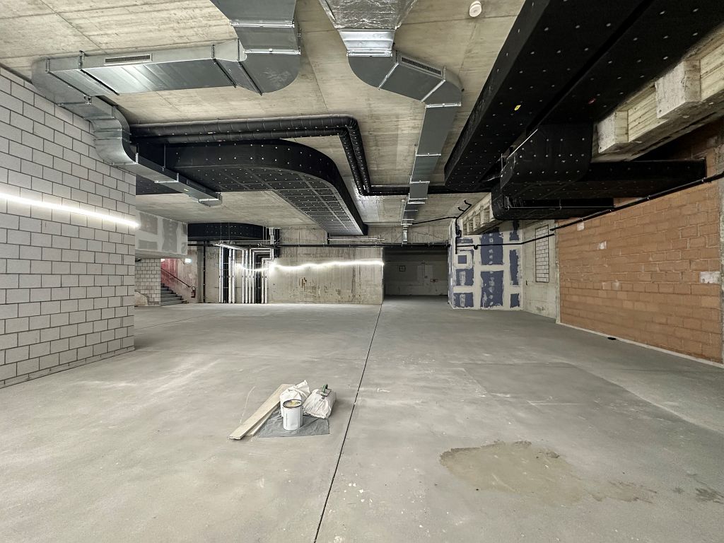 314m² storage room