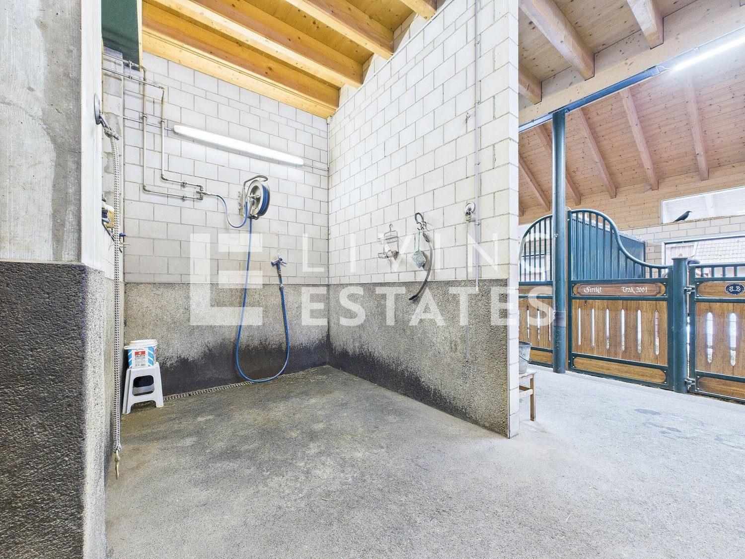 16 ½ rooms farm house