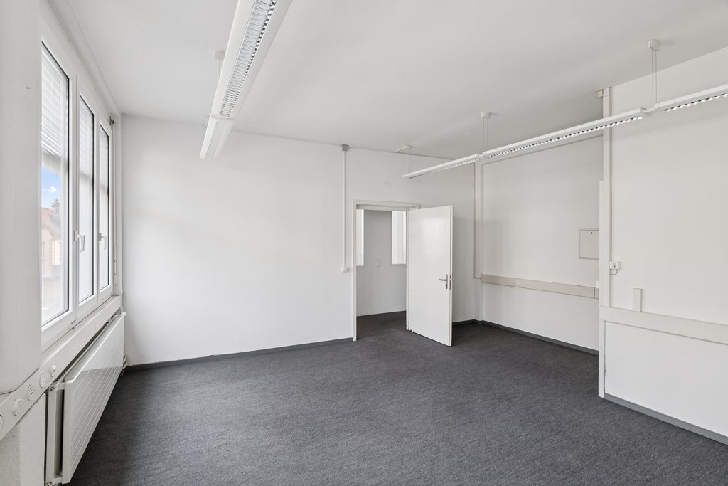 251m² office