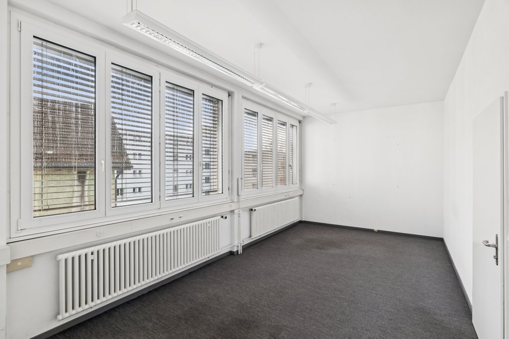 251m² office