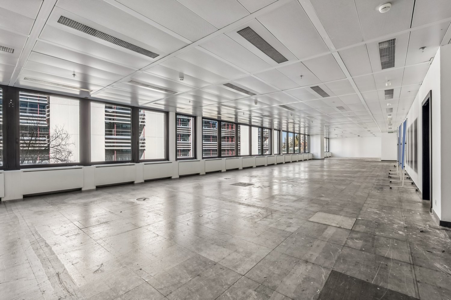250m² office