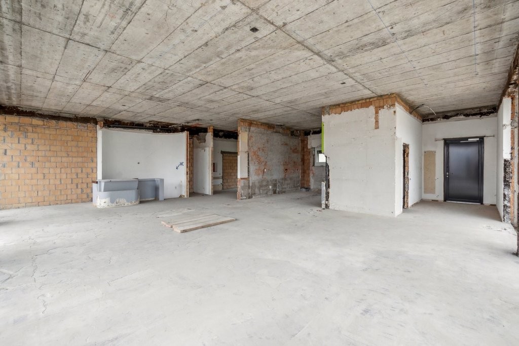 130m² shop