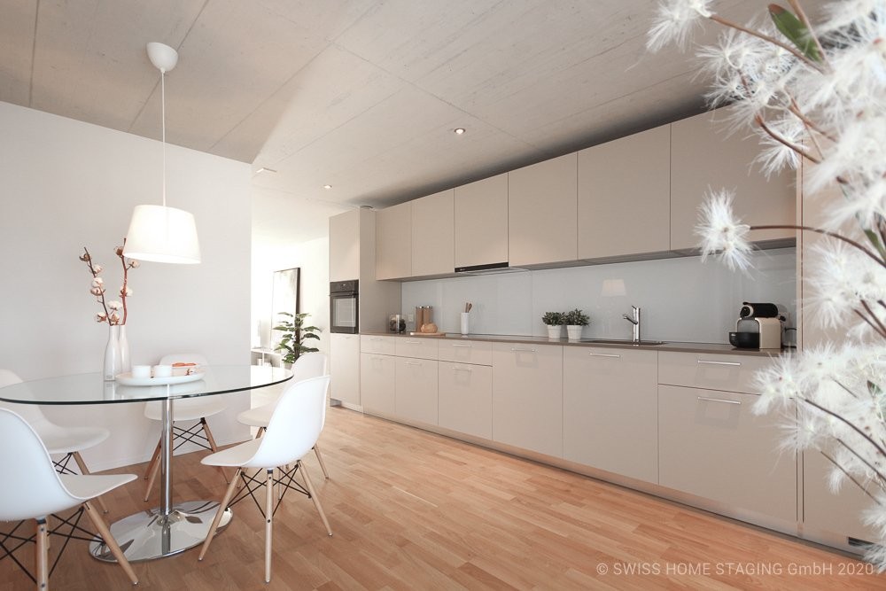 Appartamento di 4 ½ locali","description":"Appartamento ultra moderno e confortevole - lasciatevi convincere dalle seguenti caratteristiche: 

  


L'oggetto dispone di una **splendida e moderna cucina**, che invita a cucinare. I numerosi spazi di stoccaggio e la grande superficie di lavoro sono un 
