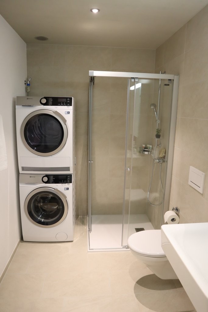 Appartamento di 4 ½ locali","description":"Appartamento ultra moderno e confortevole - lasciatevi convincere dalle seguenti caratteristiche: 

  


L'oggetto dispone di una **splendida e moderna cucina**, che invita a cucinare. I numerosi spazi di stoccaggio e la grande superficie di lavoro sono un 