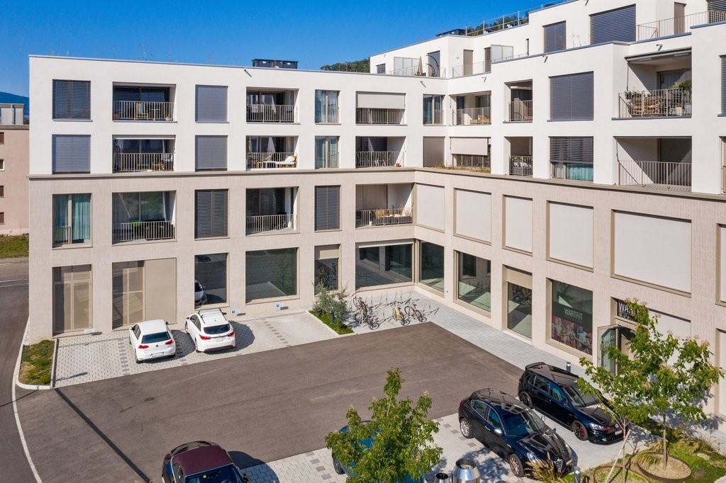 Appartamento di 4 ½ locali","description":"Appartamento ultra moderno e confortevole - lasciatevi convincere dalle seguenti caratteristiche: 

  


L'oggetto dispone di una **splendida e moderna cucina**, che invita a cucinare. I numerosi spazi di stoccaggio e la grande superficie di lavoro sono un 
