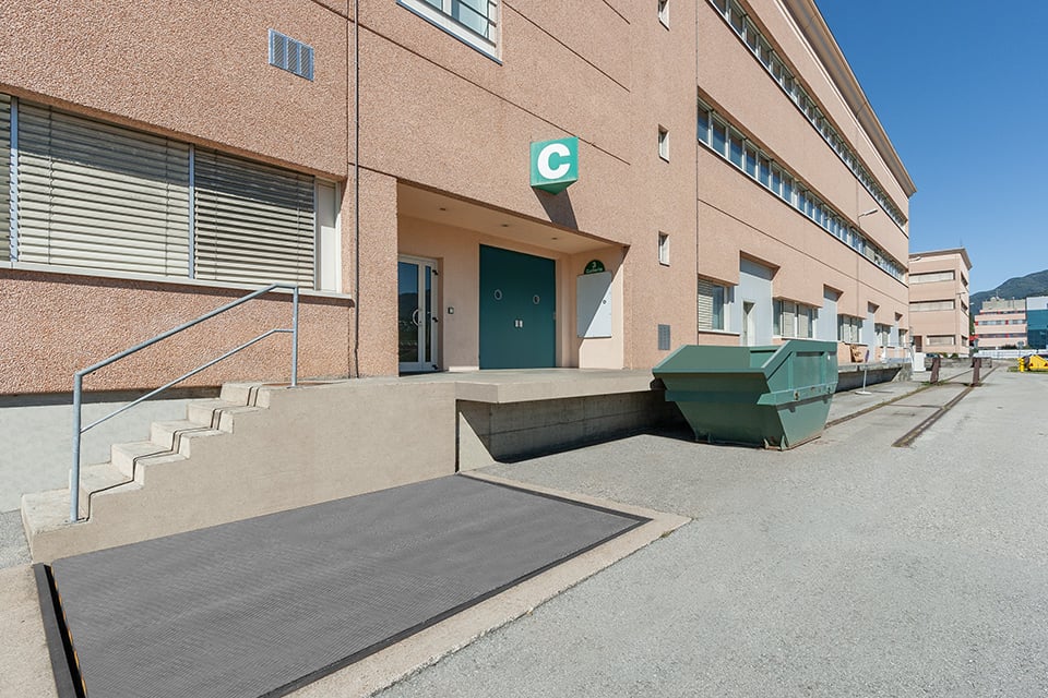 42m² industrial object