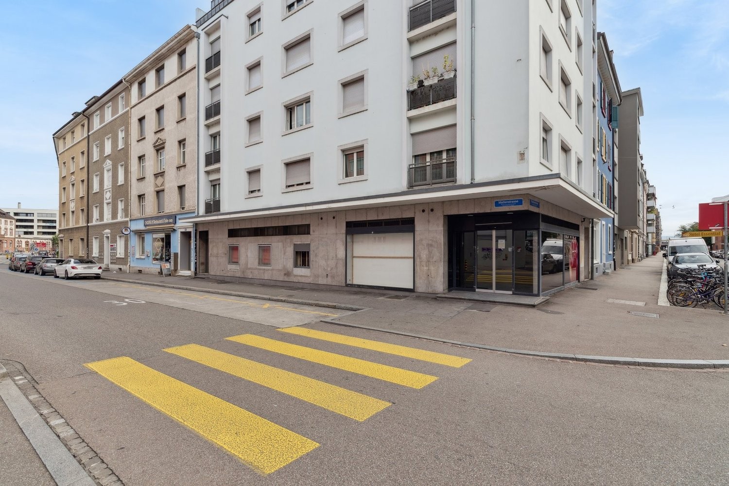 275m² shop