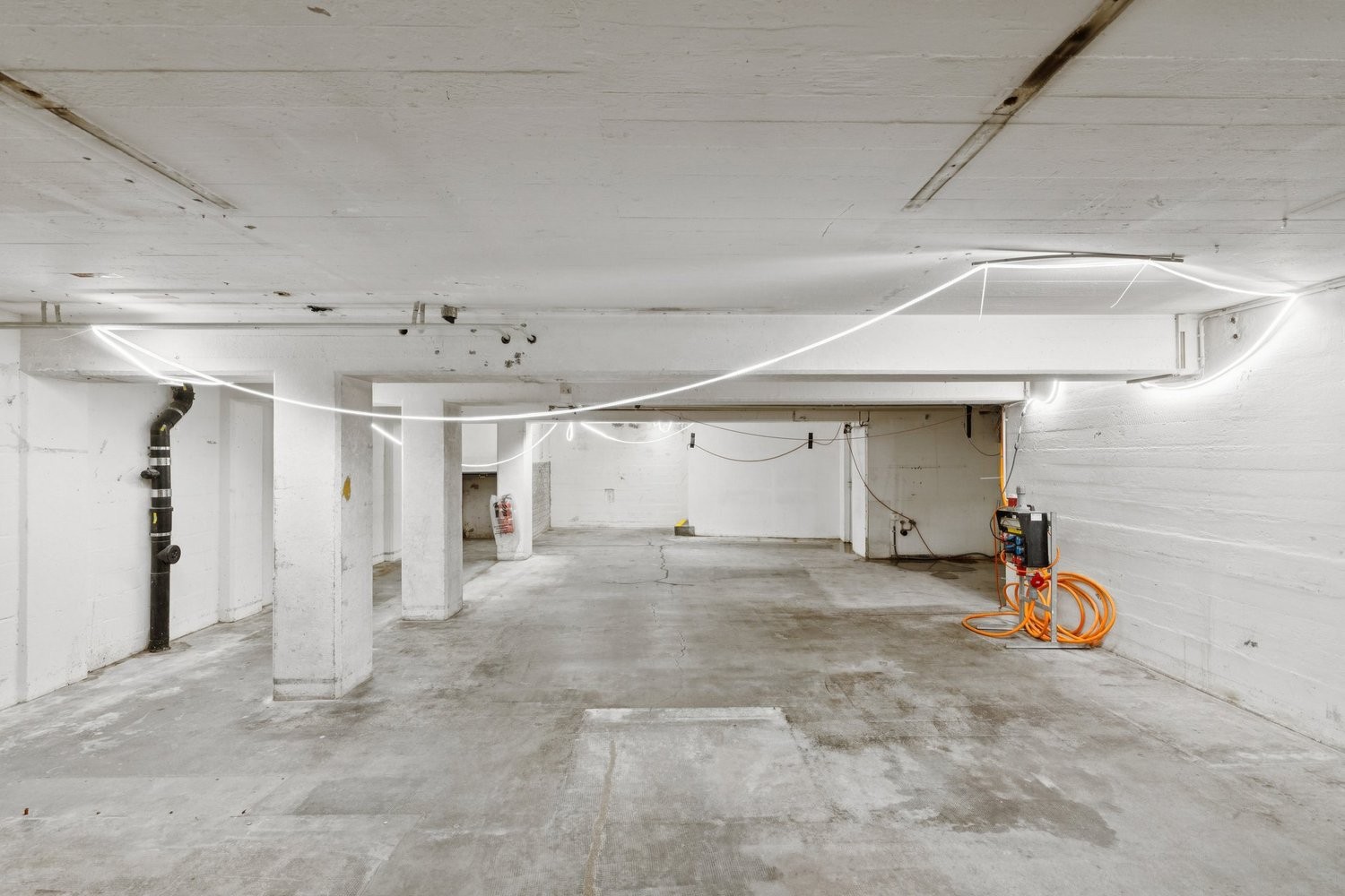 275m² shop