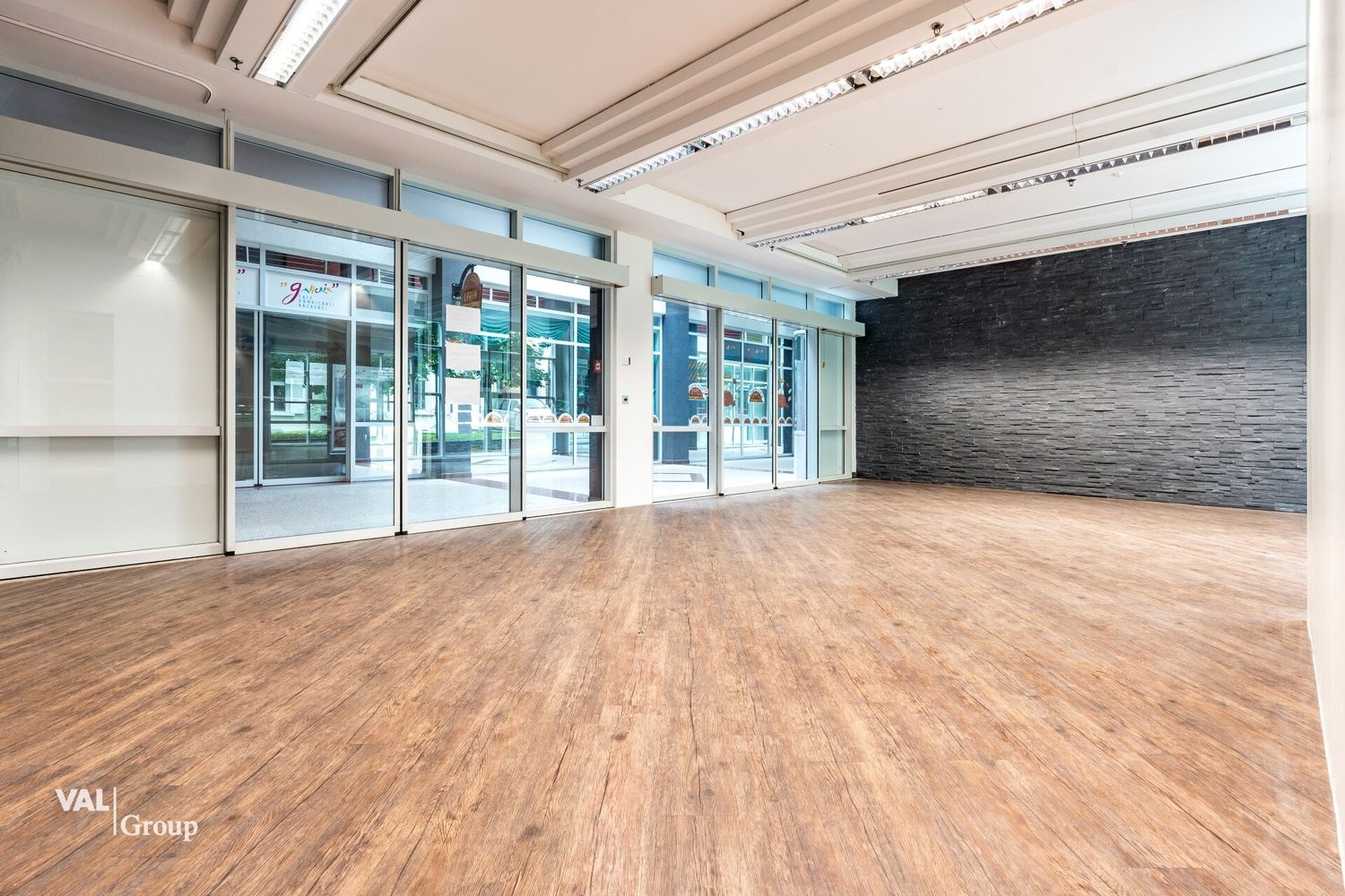 70m² commercial
