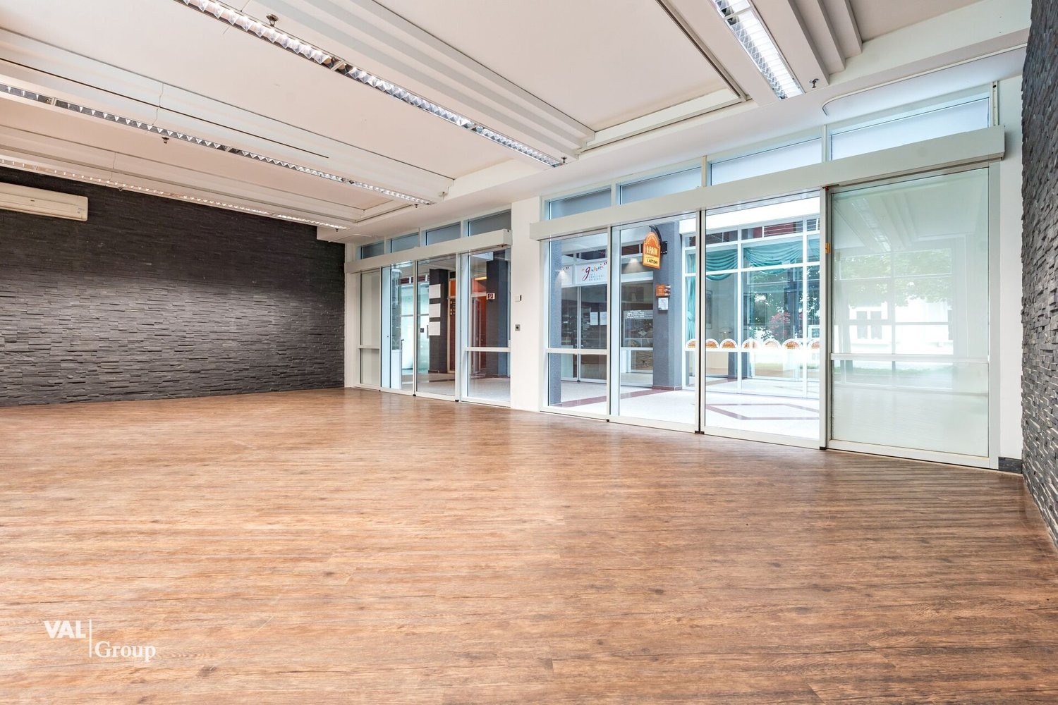 70m² commercial